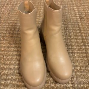 Boston‎ Women’s Chelsea Boot with chunky black heel.